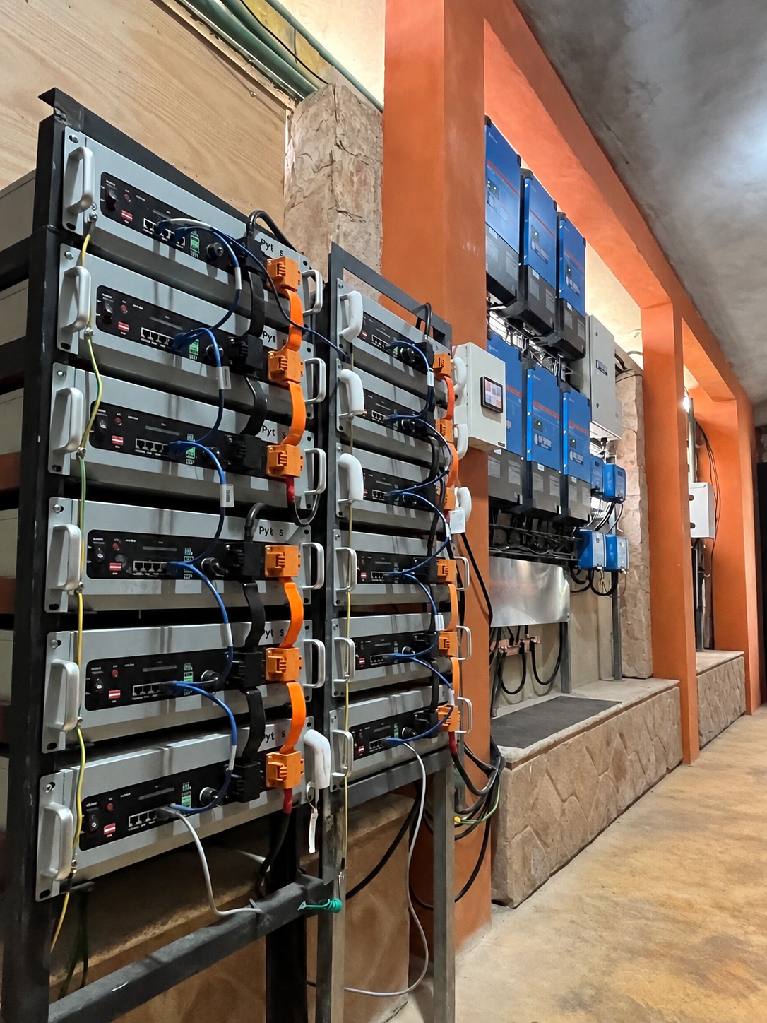 Sistema RWT Energy con bancos de baterías Pytes y equipos de potencia Victron