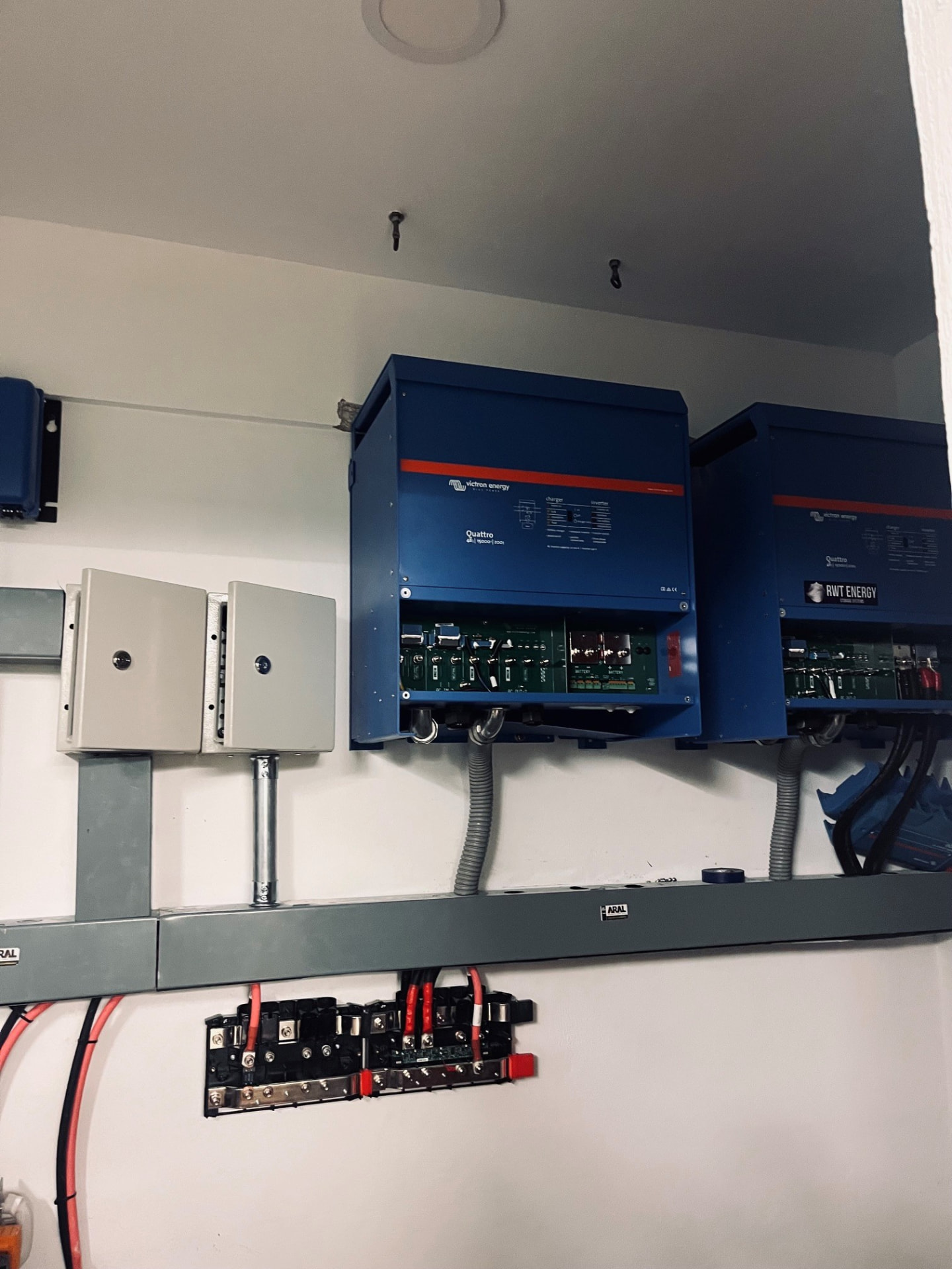 Sistema real de respaldo con equipos Victron instalado por RWT Energy en una aplicación de hospitalidad