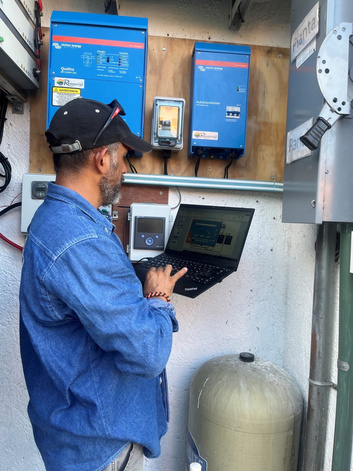 Especialista de RWT Energy configurando y validando un sistema de potencia en campo