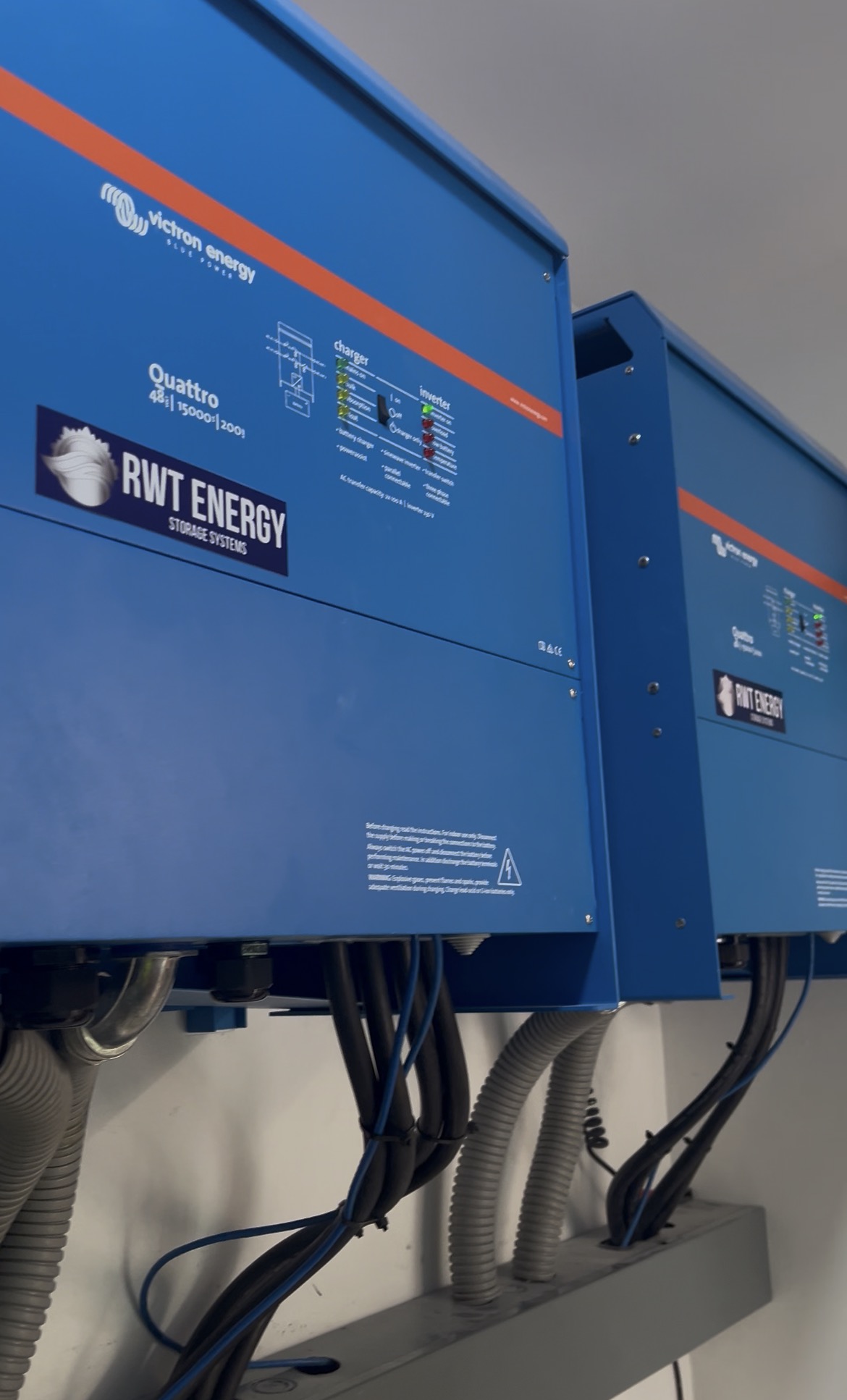 Integración de dos equipos Victron Quattro 15 kVA en un sistema RWT Energy